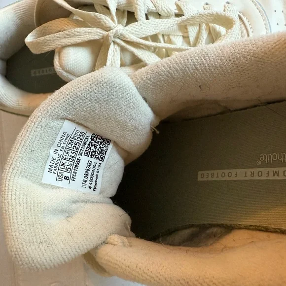 Reebok Cream and Green Sneakers Retro-Inspired Design - Picture 3 of 6